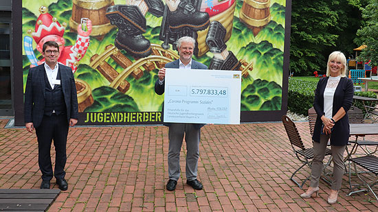 Matthis Fack, Präsidium des Landesverbands Bayern im Deutschen Jugendherbergswerk, Präsident Klaus Umbach, Präsident des Landesverbands Bayern im Deutschen Jugendherbergswerk, und die Bayerische Familienministerin Carolina Trautner (©Foto: Martin Schmitz)